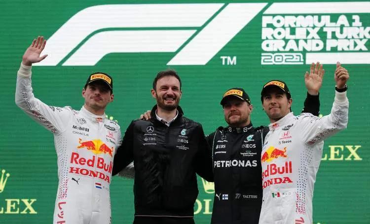 开云下载-关于梅赛德斯鏖战阿斯顿马丁，周冠宇关键制胜的信息